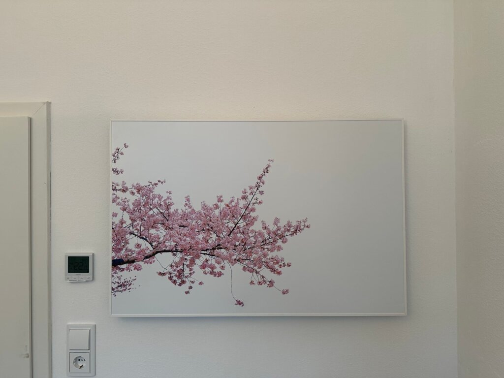 Alu-Komposit Bildheizung mit Blütenmotiv in der Ausstellung