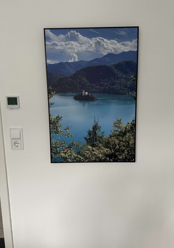 Alu-Komposit Bildheizung mit Seeblick-Motiv für stimmungsvolle Wohnatmosphäre