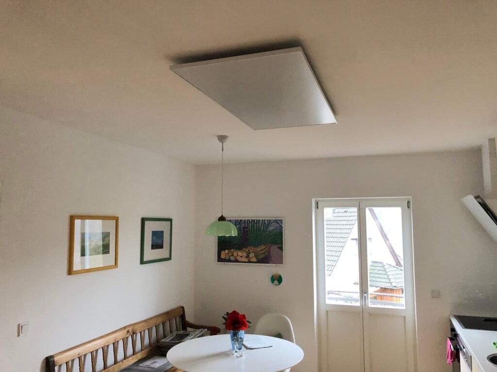 Photonenheizung Deckenheizung, weißes Element über der Essecke in der Küche, 60°