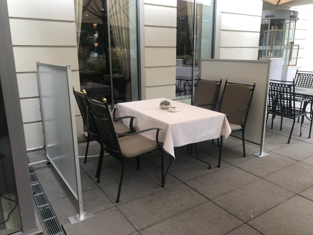 Photonenheizung Gastro Heat Sonderanfertigung: zwei weiße Module, beidseitig abstrahlend