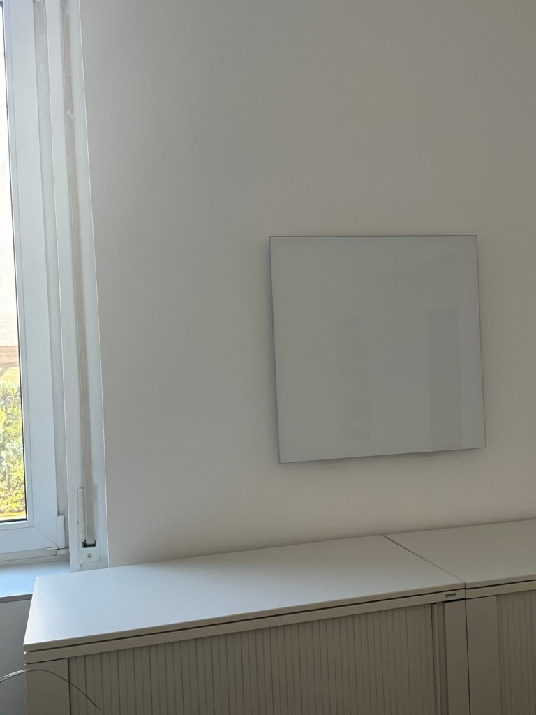 Rahmenlose Photonenheizung Glasheizung in modernem Büro