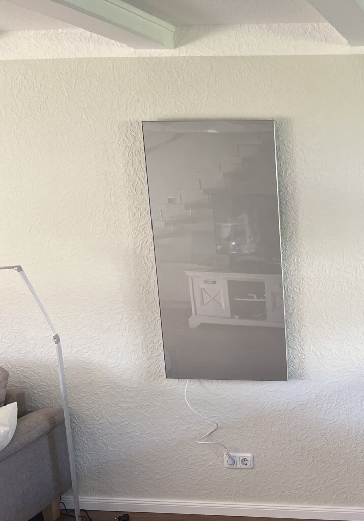 Graualuminiumfarbene Photonenheizung Glasheizung rahmenlos im Wohnzimmer