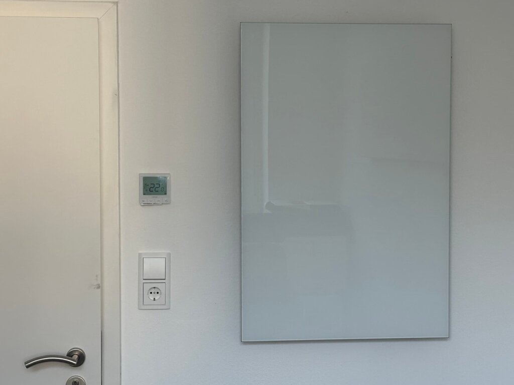Weiße rahmenlose Photonenheizung Glasheizung, neutraler Raum