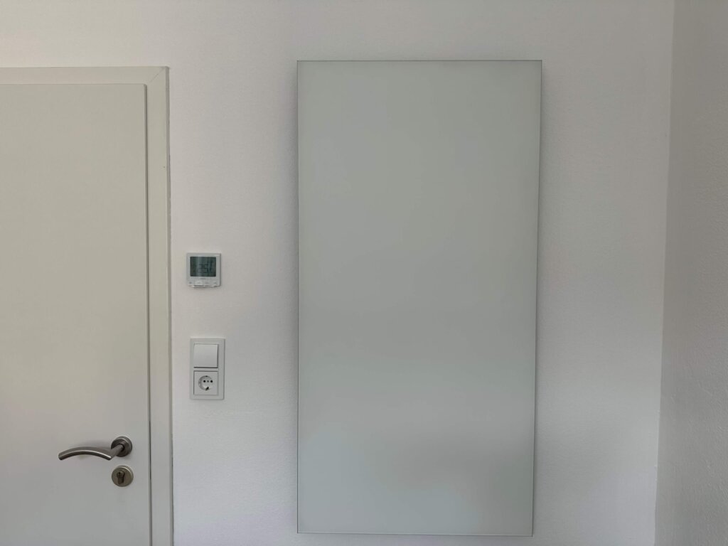 Satinierte weiße Photonenheizung Glasheizung rahmenlos, moderner Wohnraum.