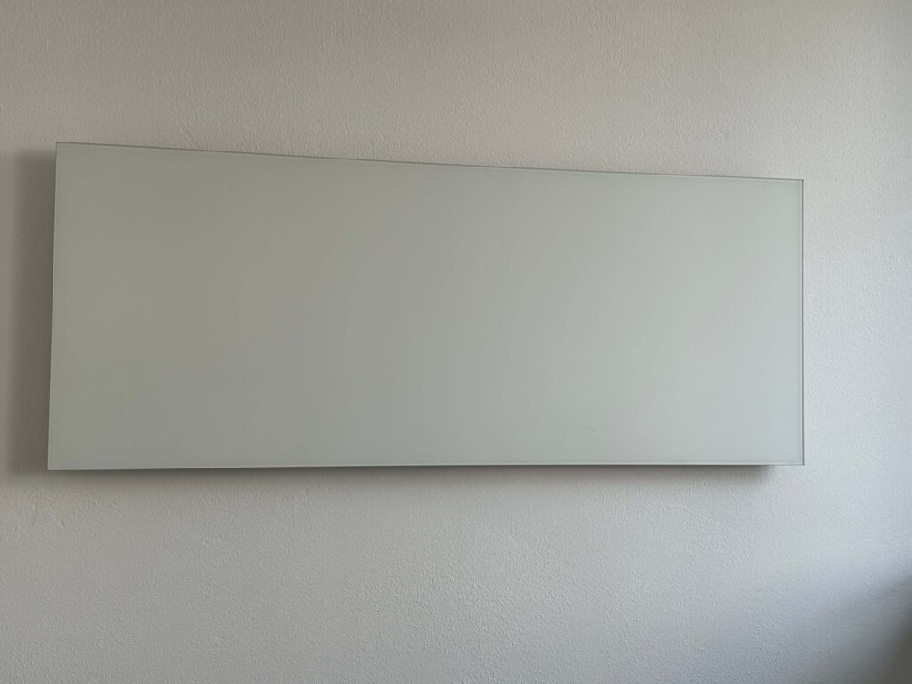 Satinierte weiße Photonenheizung Glasheizung rahmenlos, moderner Wohnraum