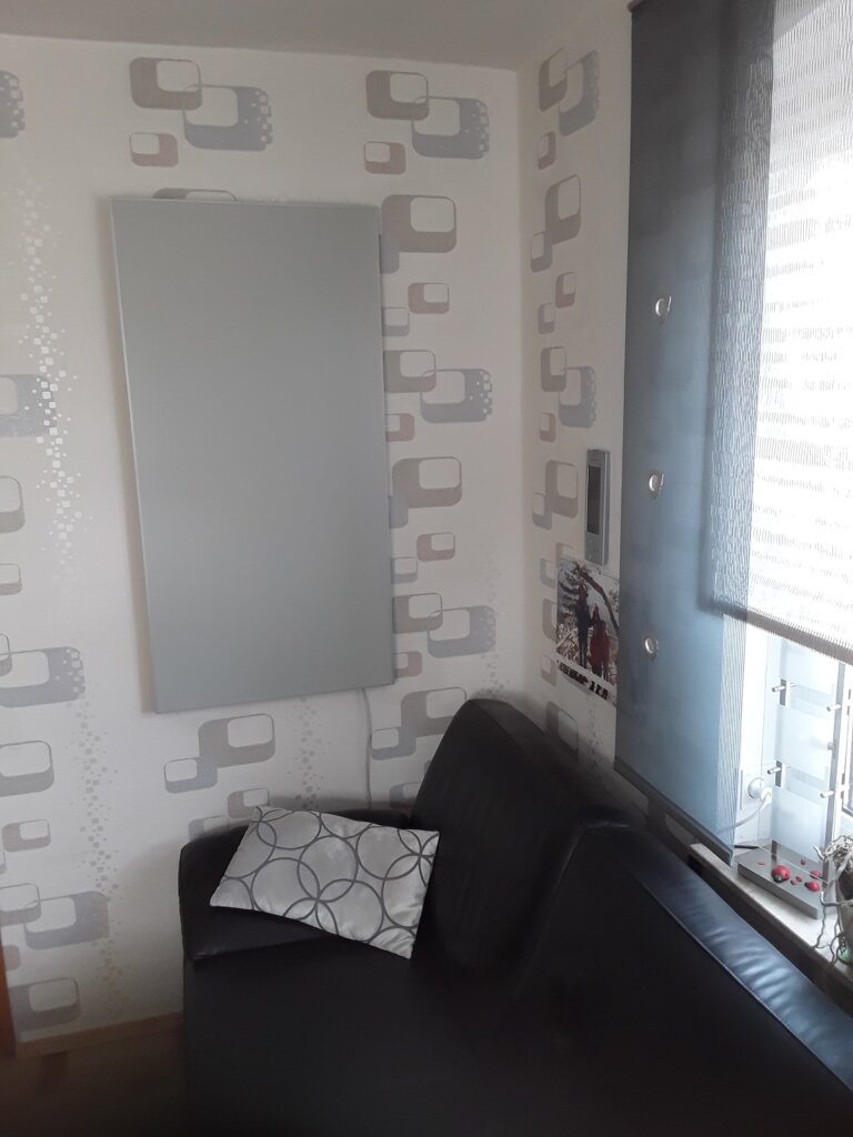 Photonenheizung in lichtgrau – dezente Zusatzheizung im Wohnzimmer