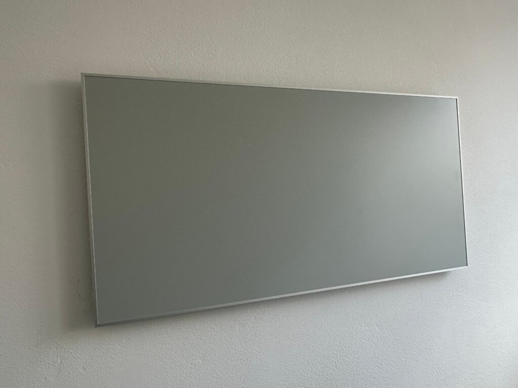 Photonenheizung in Mausgrau mit silbernem Rahmen – edel und modern
