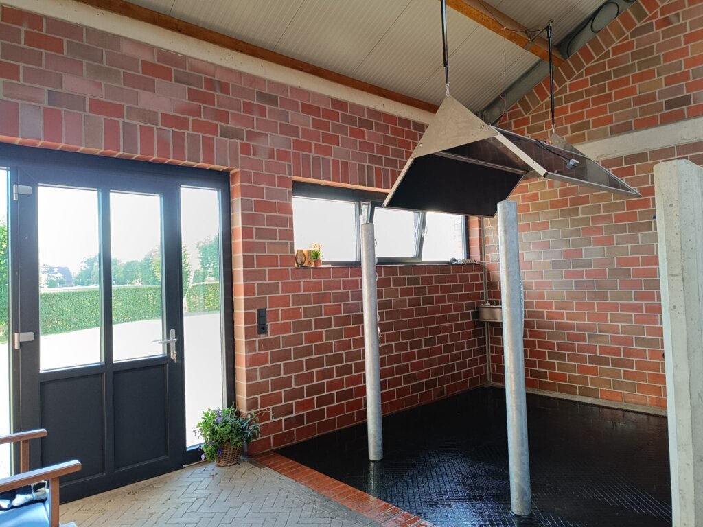 Photonenheizung Pferdesolarium im Stall ohne Pferd, robuste Bauweise und Montage