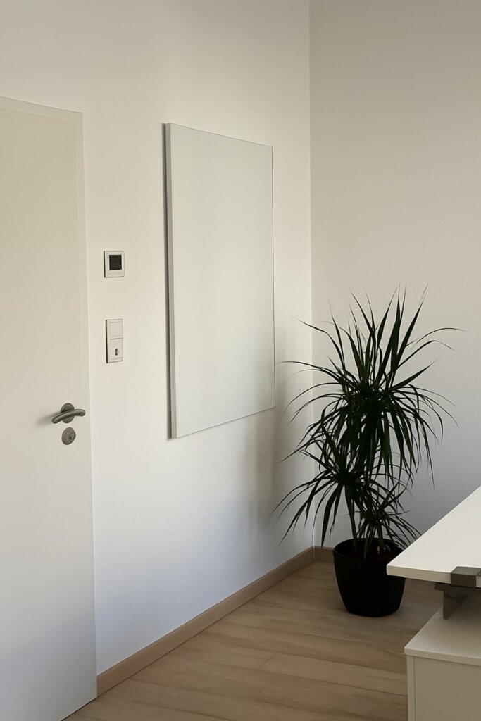 Photonenheizung im Büro – weiße Fläche für angenehmes Arbeiten