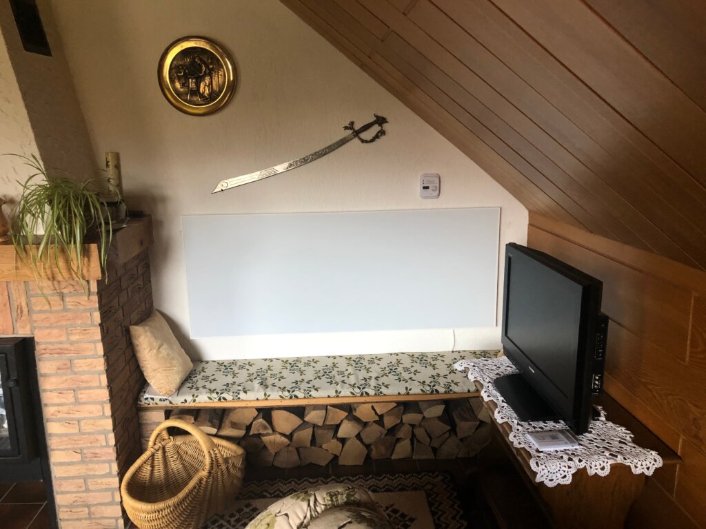 Photonenheizung in weiß im Kaminzimmer – stilvolle Wärme für behagliche Stunden