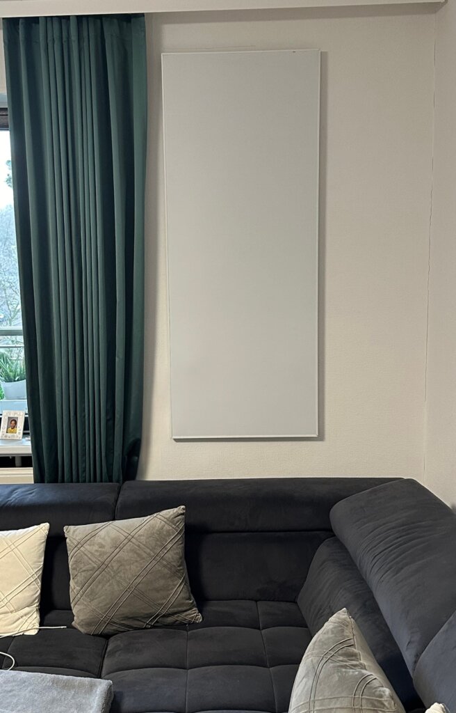 Weiße Photonenheizung im Wohnzimmer – behagliche Wärme für entspannte Abende