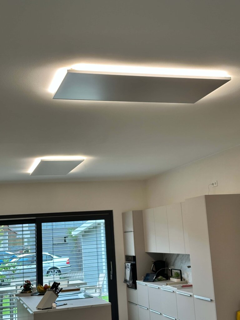 Moderne Photonenheizung als Deckenheizung mit integrierter LED Beleuchtung in der Küche