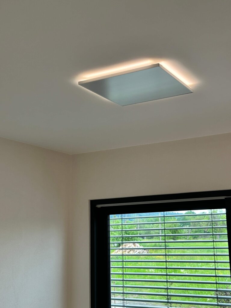 Photonenheizung als Deckenheizung mit LED Beleuchtung im Schlafzimmer