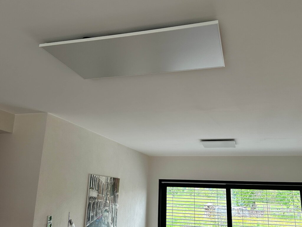 Zwei Photonenheizungen als Deckenheizungen im Wohnzimmer mit integrierter Beleuchtung